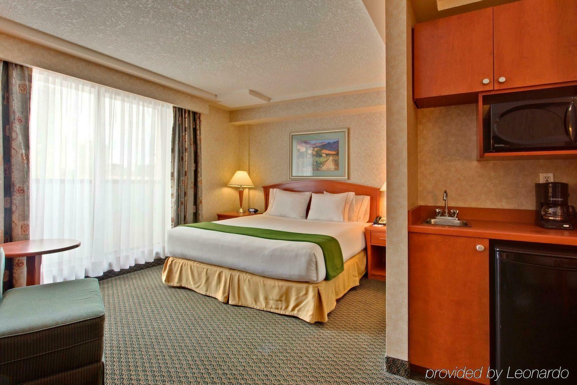Holiday Inn Express And Suites Calgary By Ihg מראה חיצוני תמונה