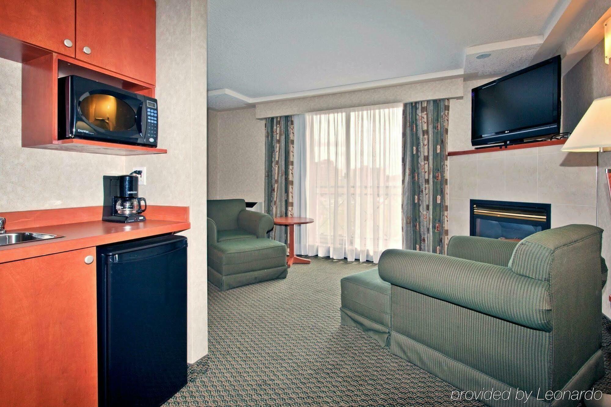 Holiday Inn Express And Suites Calgary By Ihg מראה חיצוני תמונה